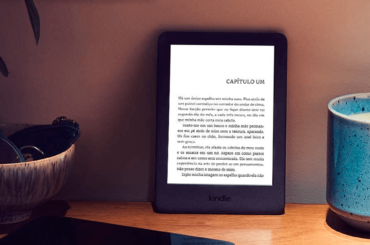 Kindle 10ª Geração em cima da mesa com um livro digital aberto.