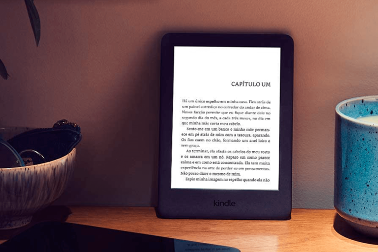 Kindle 10ª Geração em cima da mesa com um livro digital aberto.