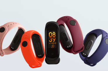 Xiaomi Mi Band 4 com cinco cores de pulseira: rosa, laranja, preta, vinho e azul.