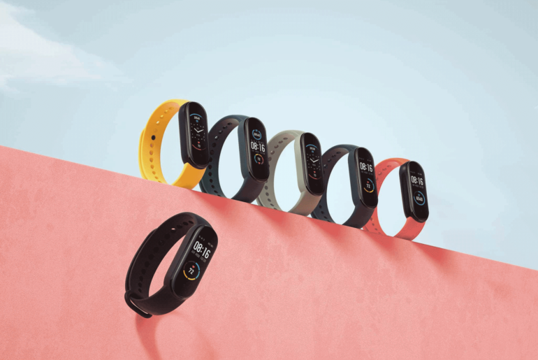 Mi Band 5 com versões de pulseiras coloridas