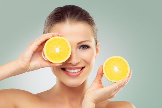 O que a vitamina C faz na pele do rosto?