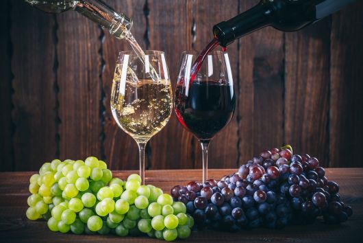 Qual é a diferença do vinho tinto para o vinho branco?